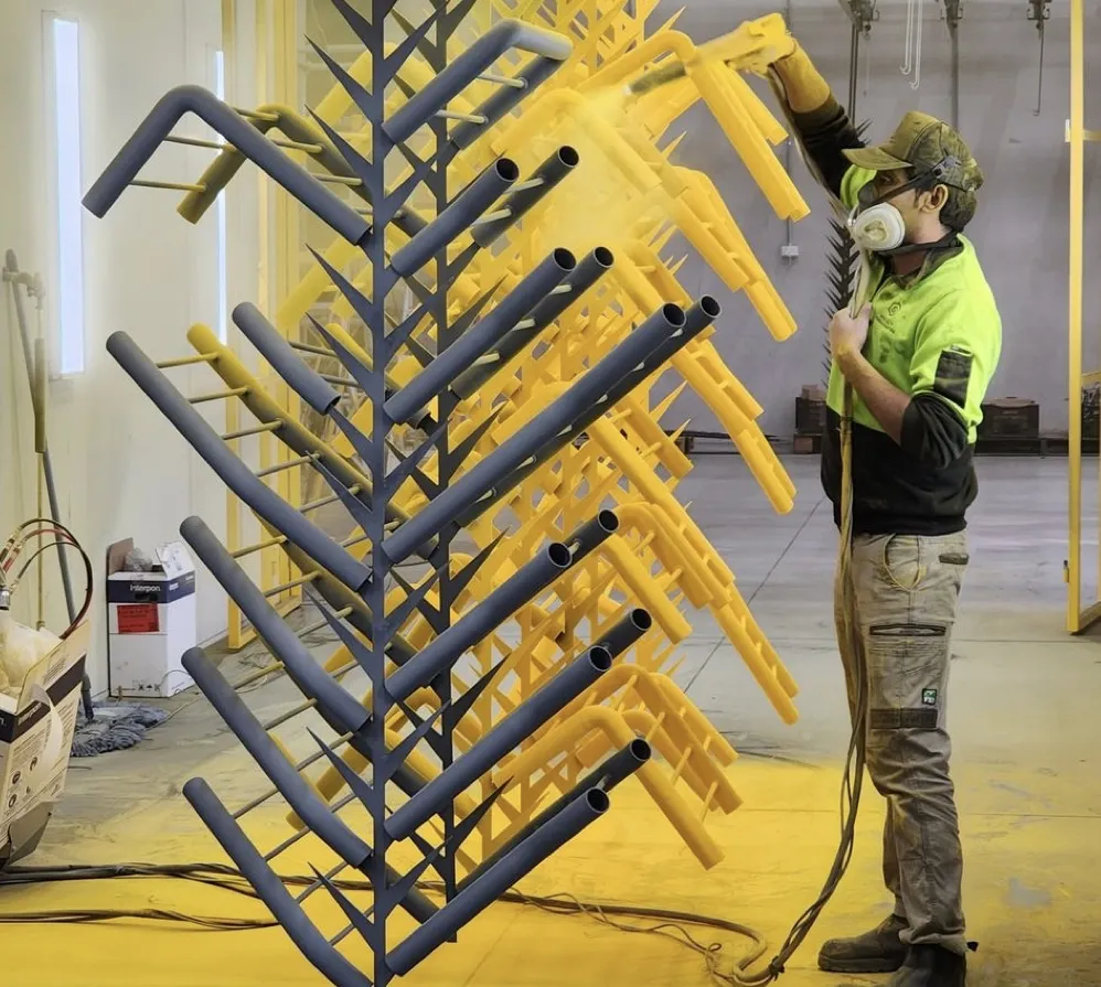 Applicazione di vernice in polvere in cabina