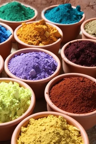 Pigmenti in polvere di diversi colori