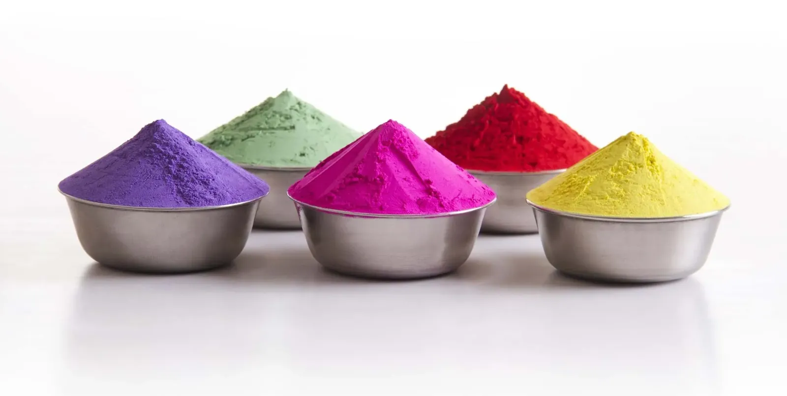 Vernici in polvere colorate in ciotole di acciaio